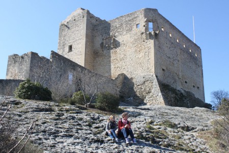 Mère & fille devant les ruines du château